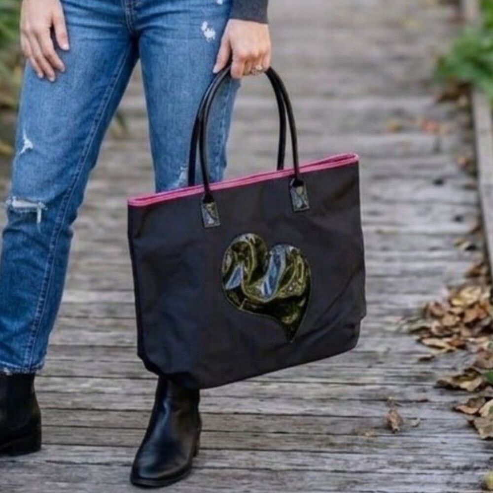 Patent Heart Guess shoulder bag tote shopping black and hot pink inside